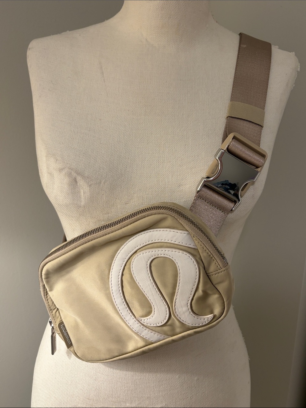 Lululemon Everywhere Belt Bag 1L Large Logo Trench White Opal